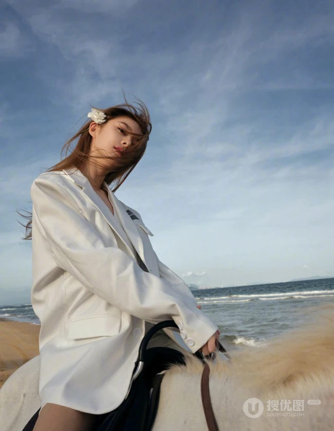 傅菁身穿白色西服套装，身骑白马 海边帅气写真图片