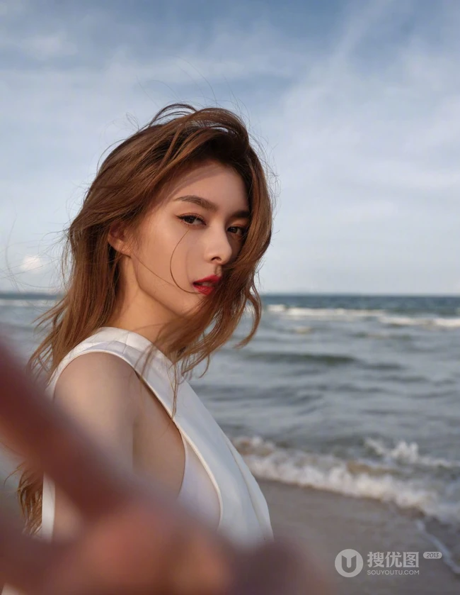 傅菁身穿白色西服套装，身骑白马 海边帅气写真图片