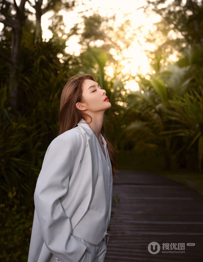 傅菁身穿白色西服套装，身骑白马 海边帅气写真图片