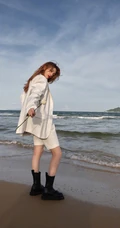 傅菁身穿白色西服套装，身骑白马 海边帅气写真图片