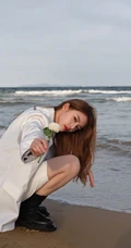 傅菁身穿白色西服套装，身骑白马 海边帅气写真图片