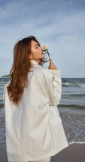 傅菁身穿白色西服套装，身骑白马 海边帅气写真图片