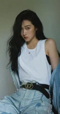关晓彤化身秋日电玩酷女孩，身着多套服饰登某杂志写真图片