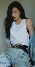 关晓彤化身秋日电玩酷女孩，身着多套服饰登某杂志写真图片