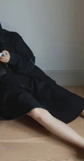 关晓彤化身秋日电玩酷女孩，身着多套服饰登某杂志写真图片