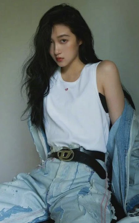 关晓彤化身秋日电玩酷女孩，身着多套服饰登某杂志写真图片