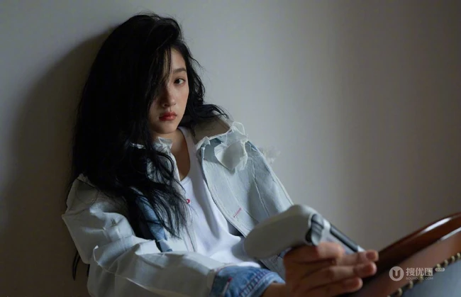 关晓彤化身秋日电玩酷女孩，身着多套服饰登某杂志写真图片