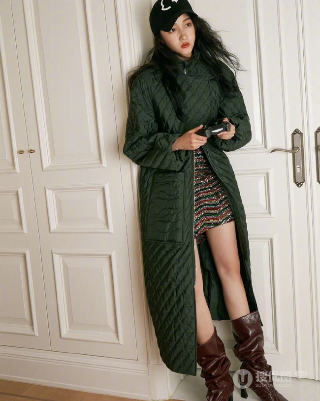 关晓彤化身秋日电玩酷女孩，身着多套服饰登某杂志写真图片