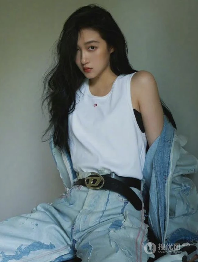 关晓彤化身秋日电玩酷女孩，身着多套服饰登某杂志写真图片