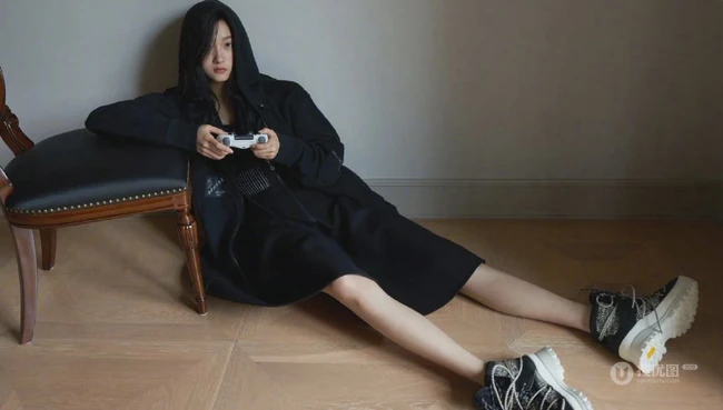 关晓彤化身秋日电玩酷女孩，身着多套服饰登某杂志写真图片
