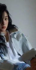 关晓彤化身秋日电玩酷女孩，身着多套服饰登某杂志写真图片
