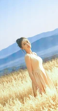 Angelababy身着麦色连衣裙在麦田中清新清新写真花絮美照