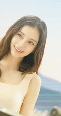 Angelababy身着麦色连衣裙在麦田中清新清新写真花絮美照
