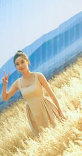 Angelababy身着麦色连衣裙在麦田中清新清新写真花絮美照