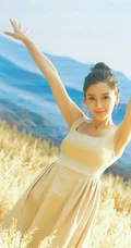 Angelababy身着麦色连衣裙在麦田中清新清新写真花絮美照