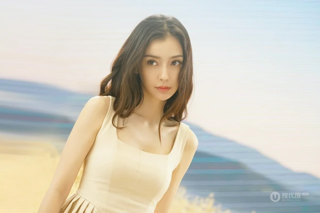 Angelababy身着麦色连衣裙在麦田中清新清新写真花絮美照