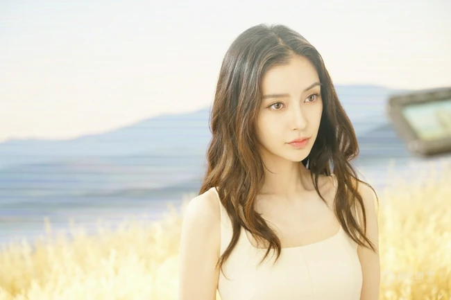 Angelababy身着麦色连衣裙在麦田中清新清新写真花絮美照