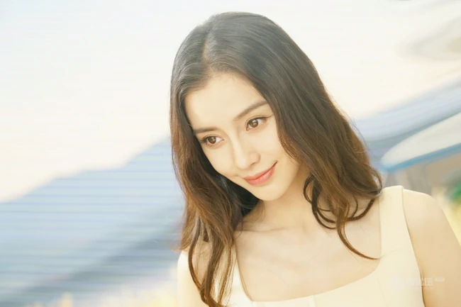 Angelababy身着麦色连衣裙在麦田中清新清新写真花絮美照
