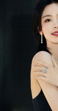 陈都灵身着礼裙黑衣连衣裙宛如黑天鹅般清冷美丽写真图片