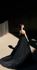 陈都灵身着礼裙黑衣连衣裙宛如黑天鹅般清冷美丽写真图片