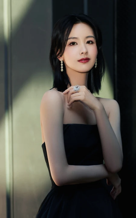 陈都灵身着礼裙黑衣连衣裙宛如黑天鹅般清冷美丽写真图片