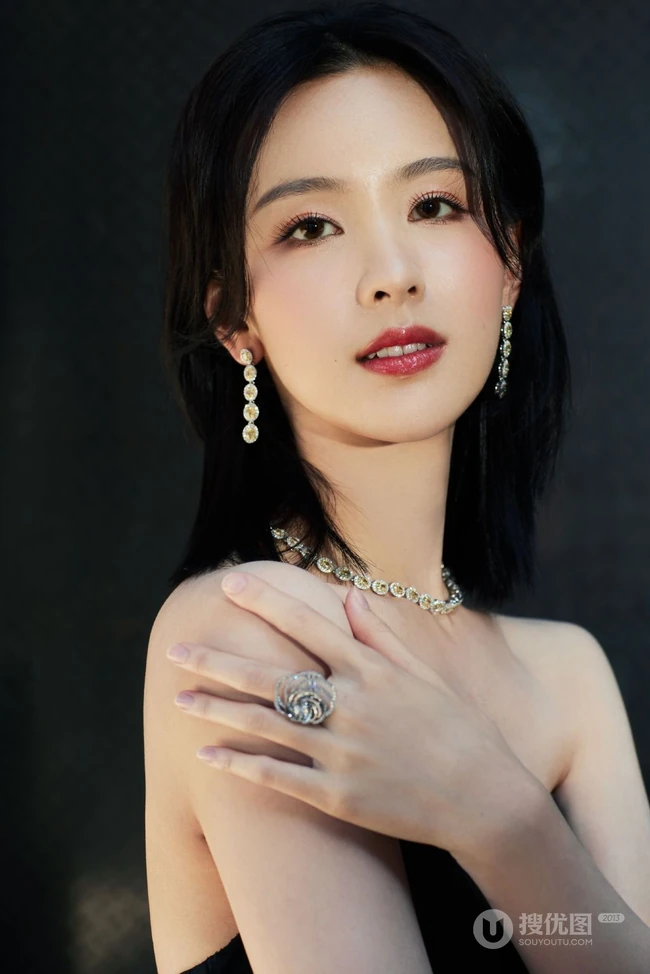 陈都灵身着礼裙黑衣连衣裙宛如黑天鹅般清冷美丽写真图片
