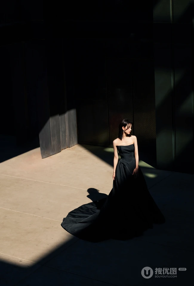 陈都灵身着礼裙黑衣连衣裙宛如黑天鹅般清冷美丽写真图片