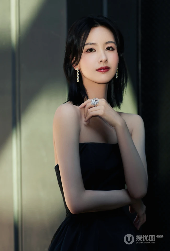 陈都灵身着礼裙黑衣连衣裙宛如黑天鹅般清冷美丽写真图片