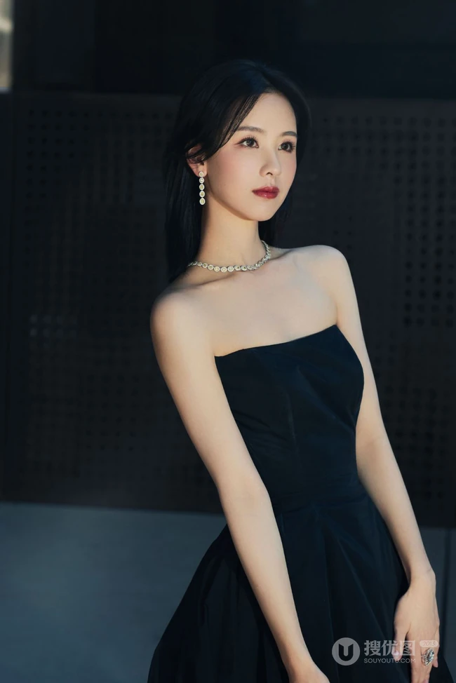 陈都灵身着礼裙黑衣连衣裙宛如黑天鹅般清冷美丽写真图片