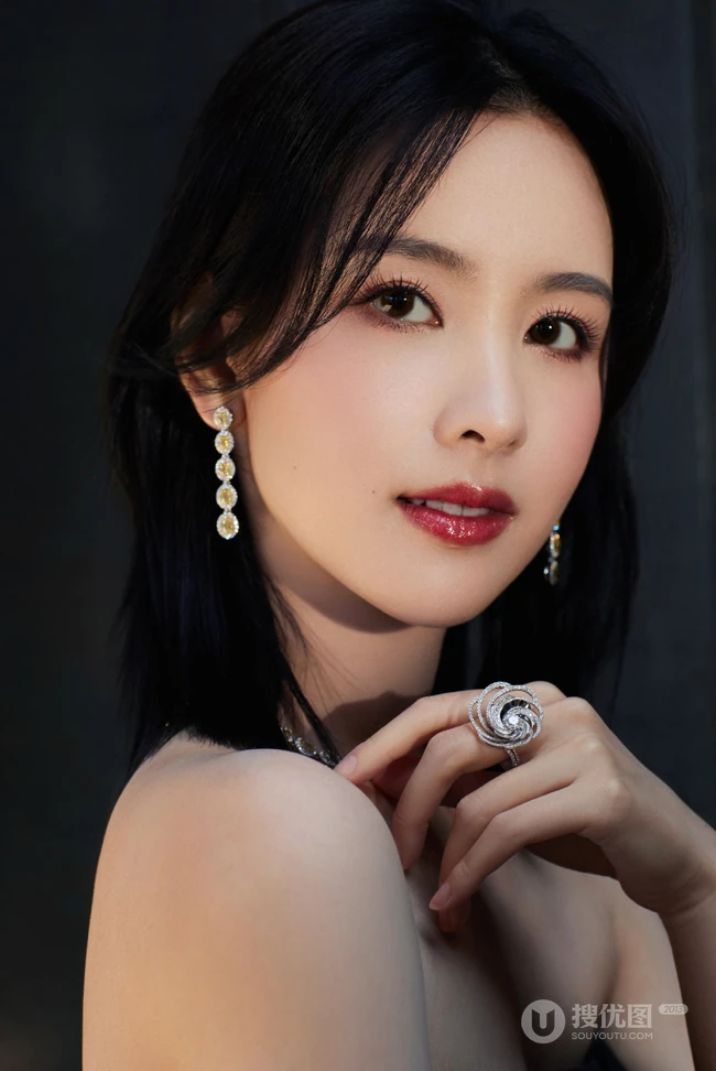 陈都灵身着礼裙黑衣连衣裙宛如黑天鹅般清冷美丽写真图片