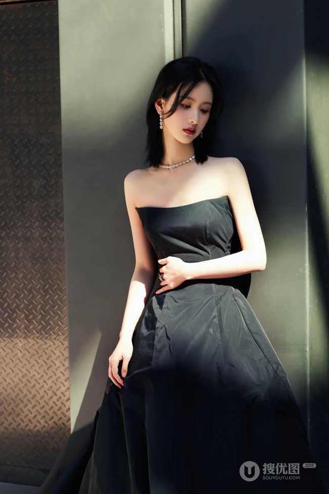 陈都灵身着礼裙黑衣连衣裙宛如黑天鹅般清冷美丽写真图片