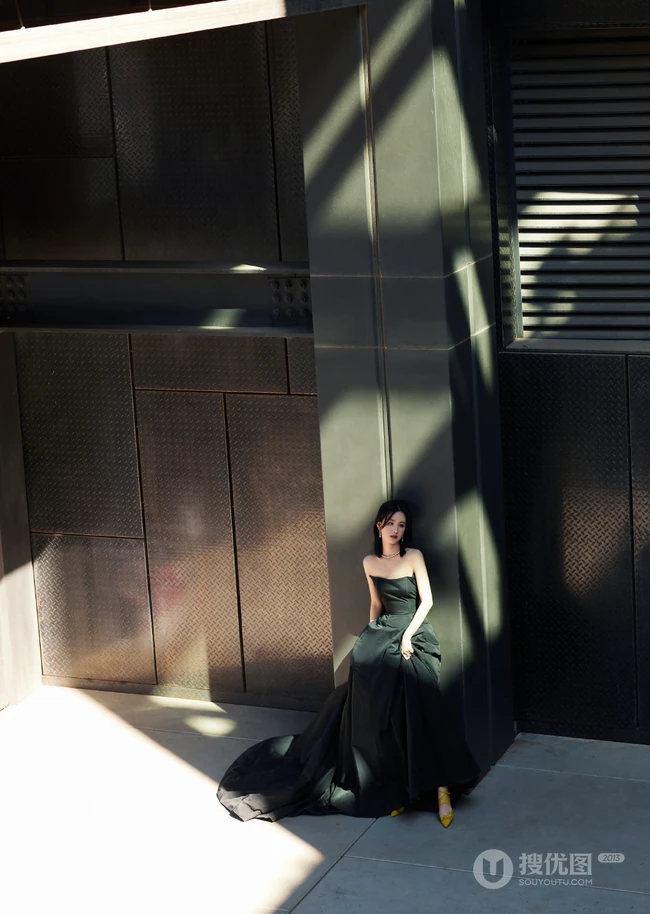 陈都灵身着礼裙黑衣连衣裙宛如黑天鹅般清冷美丽写真图片