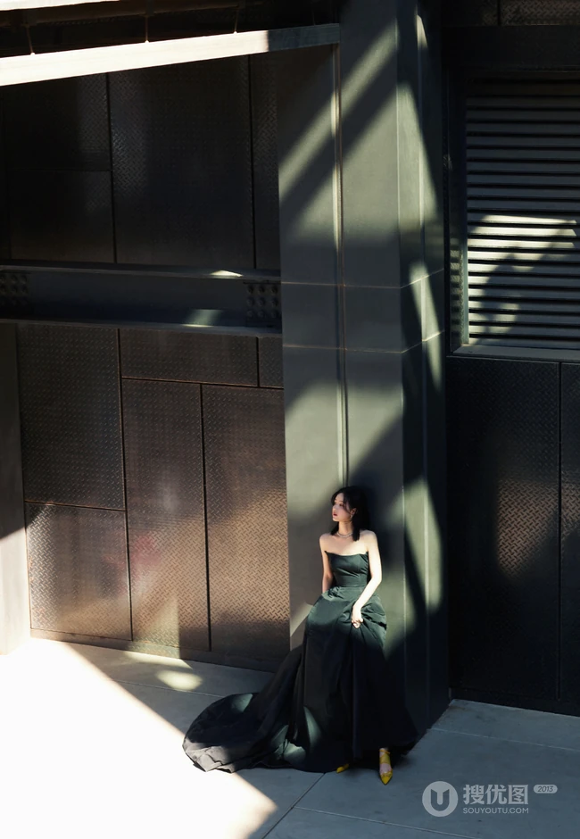 陈都灵身着礼裙黑衣连衣裙宛如黑天鹅般清冷美丽写真图片