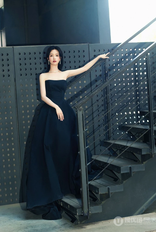陈都灵身着礼裙黑衣连衣裙宛如黑天鹅般清冷美丽写真图片