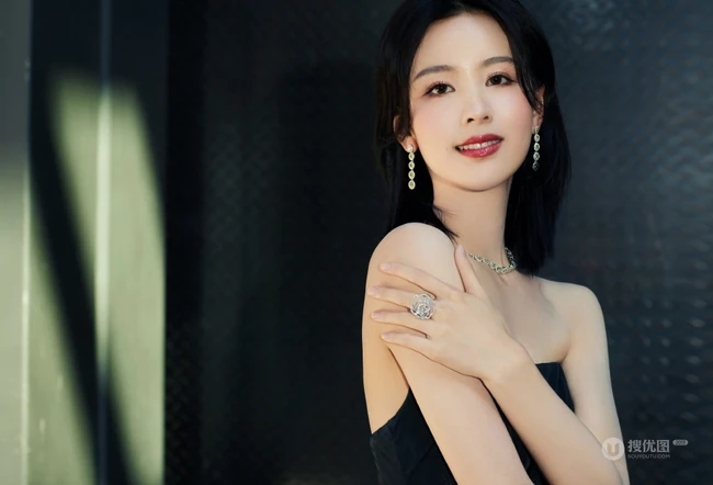 陈都灵身着礼裙黑衣连衣裙宛如黑天鹅般清冷美丽写真图片