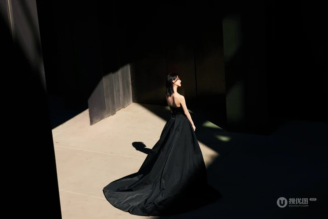 陈都灵身着礼裙黑衣连衣裙宛如黑天鹅般清冷美丽写真图片