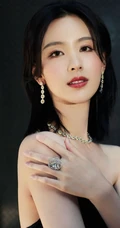 陈都灵身着礼裙黑衣连衣裙宛如黑天鹅般清冷美丽写真图片