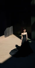 陈都灵身着礼裙黑衣连衣裙宛如黑天鹅般清冷美丽写真图片