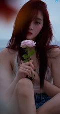 关晓彤性感清爽牛仔短裤穿搭户外唯美写真手机壁纸图片