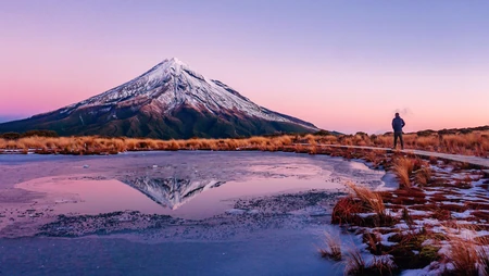 日本富士山，山脚下的男人，唯美高清山水4K壁纸图片