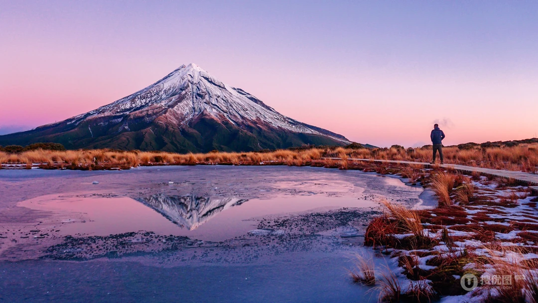 日本富士山，山脚下的男人，唯美高清山水4K壁纸图片