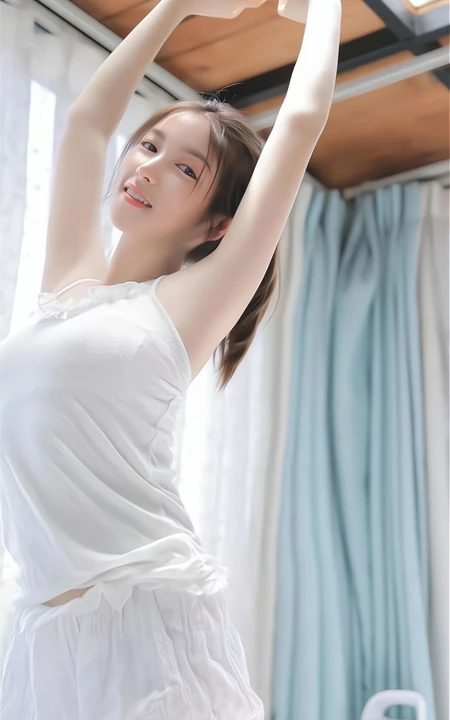 正在伸懒腰的睡衣短裤美少女手机壁纸图片