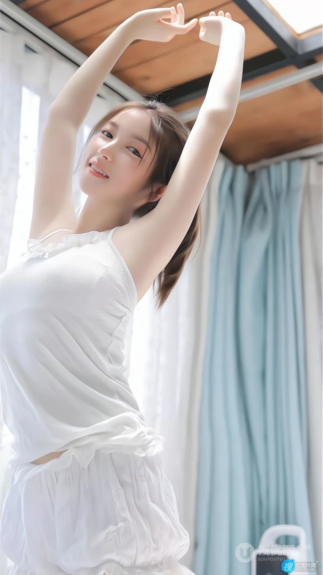 正在伸懒腰的睡衣短裤美少女手机壁纸图片