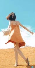 穿着橙色吊带裙的清新短发女孩户外高清写真手机壁纸图片