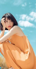 穿着橙色吊带裙的清新短发女孩户外高清写真手机壁纸图片