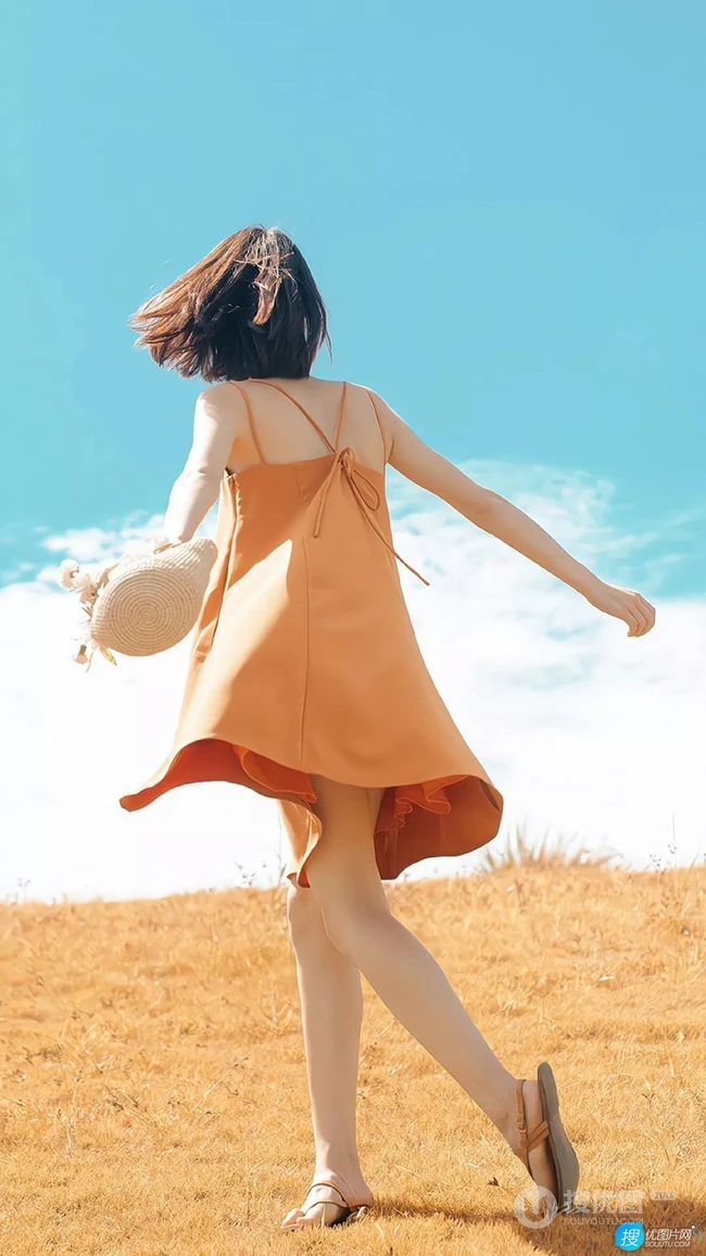 穿着橙色吊带裙的清新短发女孩户外高清写真手机壁纸图片