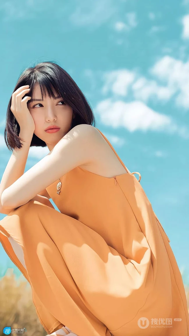 穿着橙色吊带裙的清新短发女孩户外高清写真手机壁纸图片