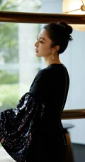 董璇气质V领礼服长裙参加某活动写真，展现匀称动人气质线条