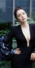 董璇气质V领礼服长裙参加某活动写真，展现匀称动人气质线条