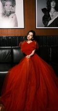 Angelababy轻纱红裙艳丽穿搭参加某活动写真美照